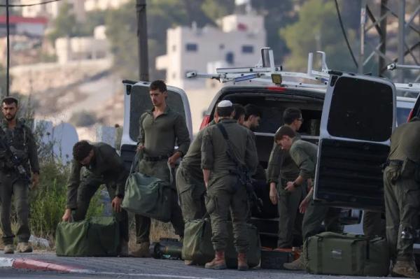 Three Israeli Police Officers Killed in Armed Attack West of Hebron Hebrew media reported that Palestinian gunmen opened fire on several vehicles, including a police car and a bus, before withdrawing from the scene. Magen David Adom emergency services clarified in a statement: "Following the shooting at a vehicle carrying 3 passengers on Route 35 east of the Tarqumiyah crossing. Paramedics from Magen David Adom provided medical treatment to three injured persons: a man and a woman, approximately 30 years old, in critical condition, and a man approximately 50 years old in serious condition." For its part, the Israeli army stated that it found the vehicle used in the attack empty after the perpetrators managed to withdraw, confirming that reinforcements from the Gush Etzion camp south of Bethlehem were deployed to the area where the operation took place. Security forces surrounded the village of Idhna, near the shooting incident north of Hebron, and numerous forces are participating in the manhunt for the attackers.