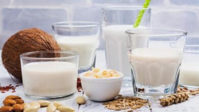 Difference Between Plant-Based Milk and Cow's Milk: Benefits and Risks